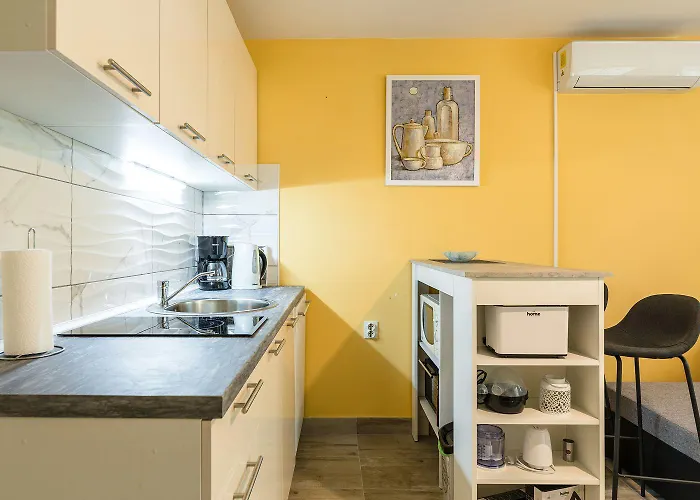 Reizendes Mit Meerblick, Privater Terrasse, Sonnenschutz, Waschmaschine Апартаменты Цриквеница