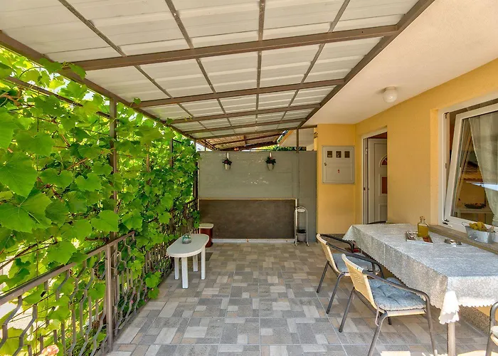 Reizendes Mit Meerblick, Privater Terrasse, Sonnenschutz, Waschmaschine Цриквеница