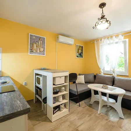 Reizendes Mit Meerblick, Privater Terrasse, Sonnenschutz, Waschmaschine Apartman