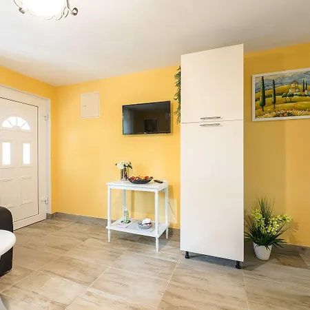 Reizendes Mit Meerblick, Privater Terrasse, Sonnenschutz, Waschmaschine Apartman *