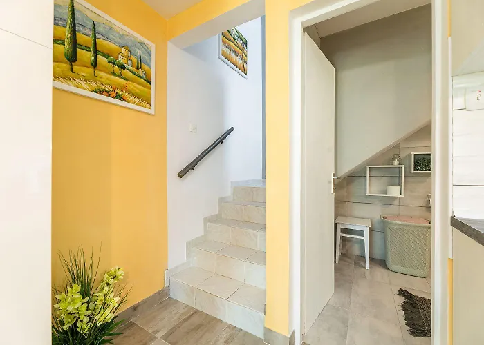 Apartment Reizendes Mit Meerblick, Privater Terrasse, Sonnenschutz, Waschmaschine Crikvenica